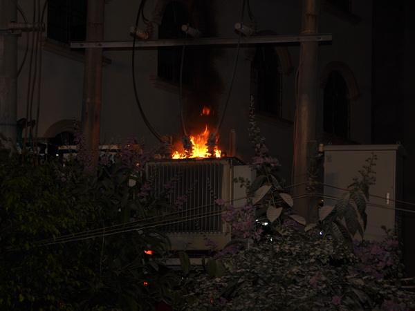 電力變壓器發(fā)生了火災(zāi) 電力變壓器發(fā)生了火災(zāi)